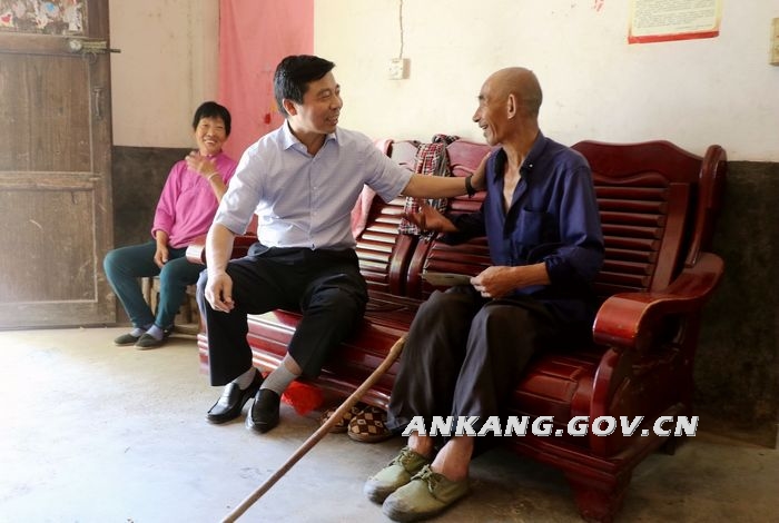 何邦军在旬阳县段家河镇调研指导脱贫攻坚工作