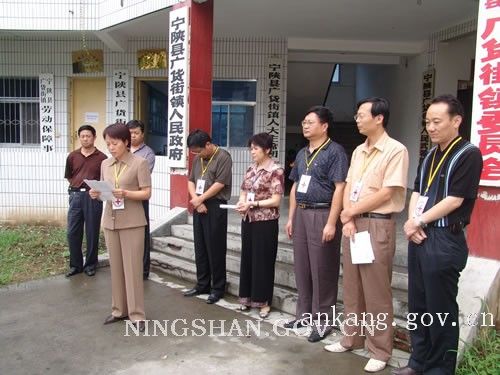 省红十字会赈济部部长黄旭和宁陕县副县长马霞分别讲话
