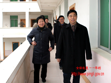平利县委书记何邦军检查节后上班情况