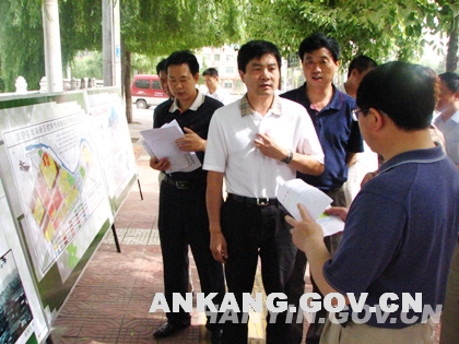 市委常委市委秘书长徐启方在汉阴调研工作