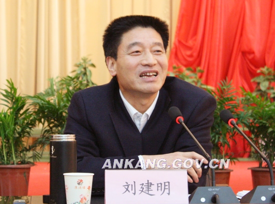 刘建明在新闻工作座谈会上强调:以更加饱满的热情全力服务安康突破