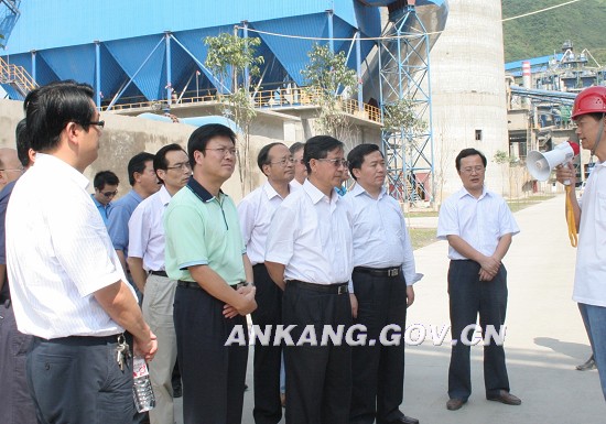 吴登昌在我市检查安全生产及工业经济工作时强调:切实